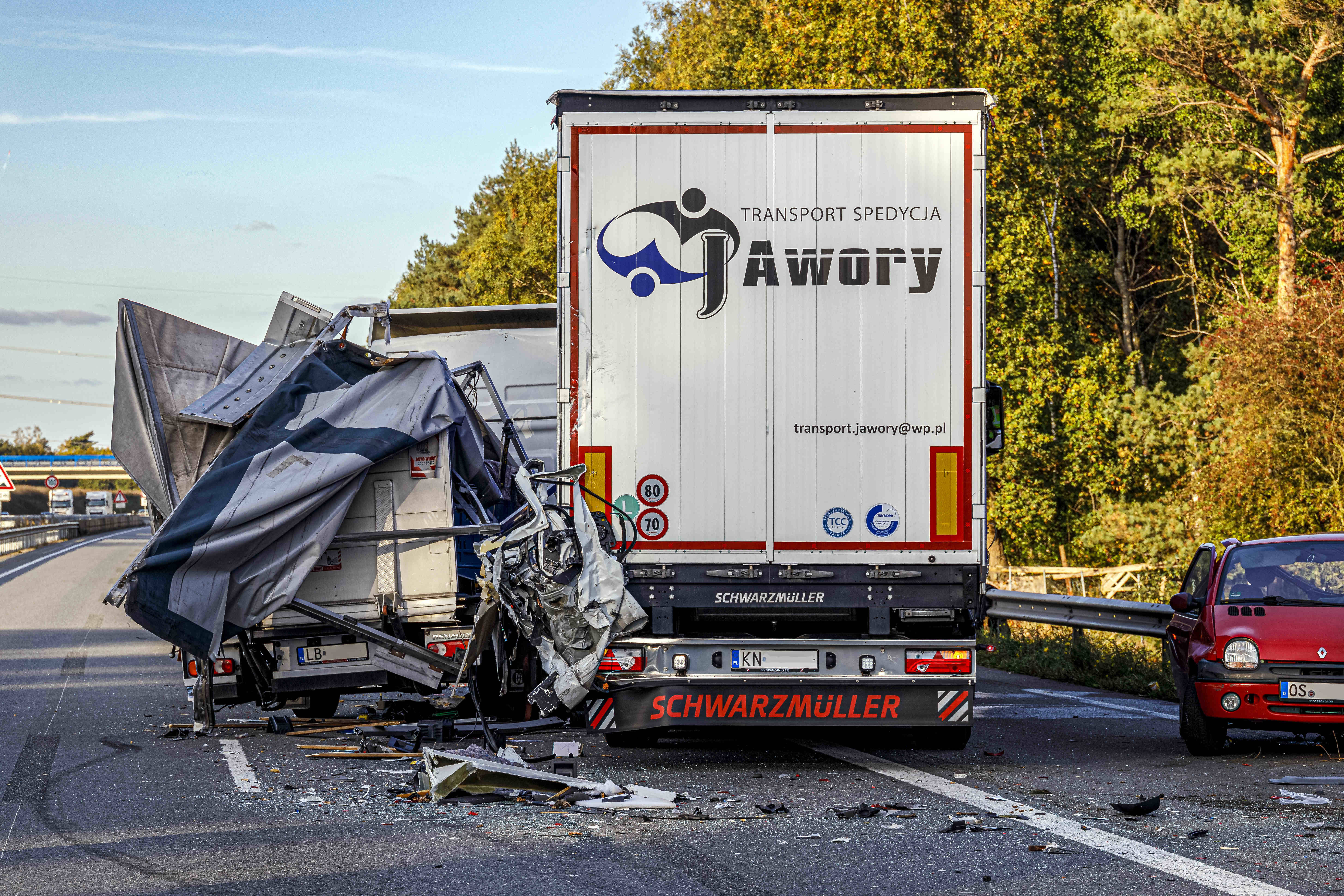 Vollsperrung! Schrecklicher Unfall auf der Autobahn – LKW erfasst eine Gruppe Bauarbeiter!