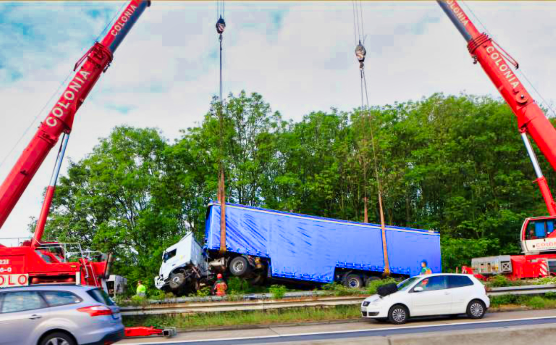 Vollsperrung auf Autobahnkreuz! Folgenschwerer Unfall – LKW durchbricht Leitplanke und kippt um!