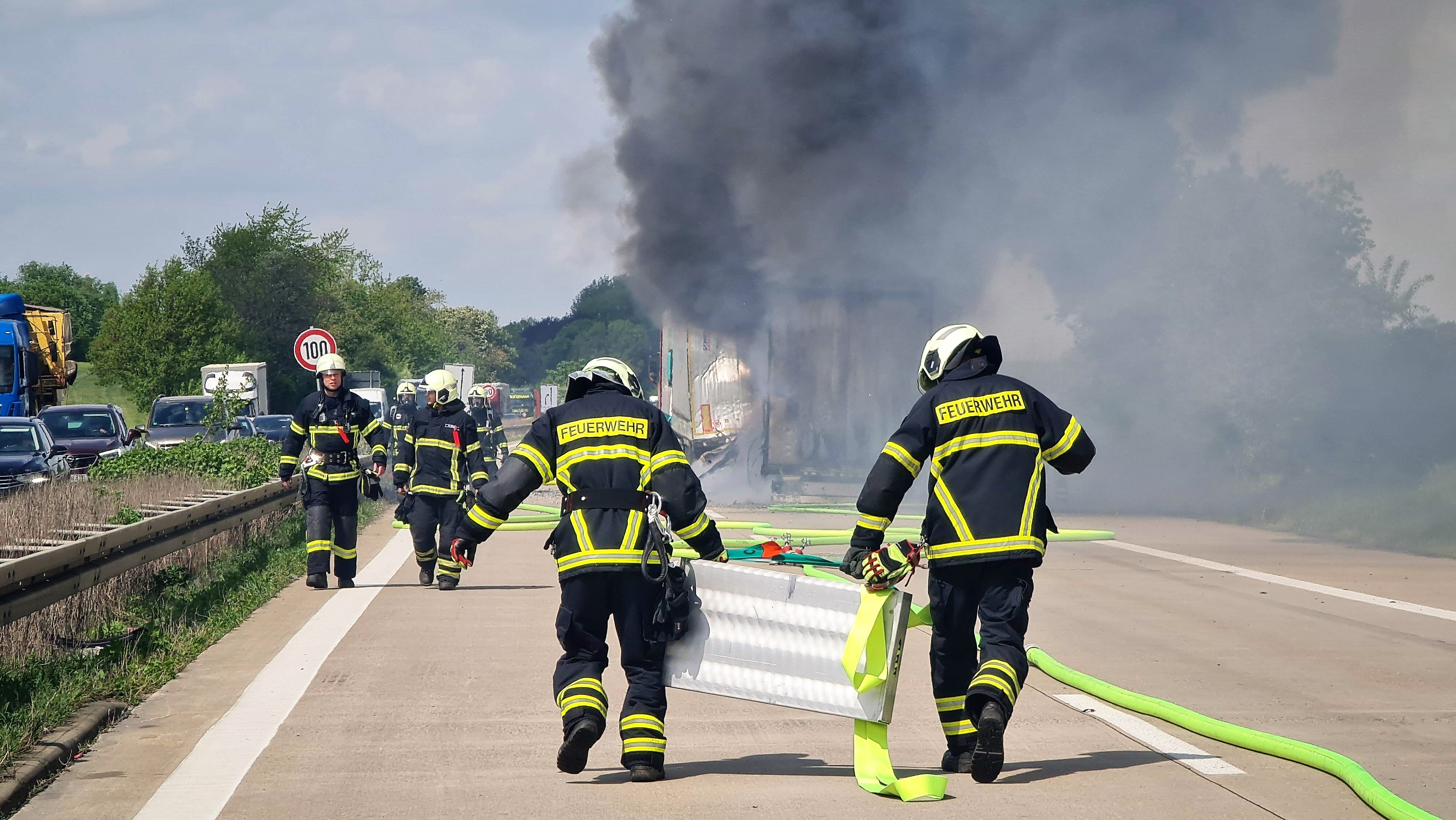 Vollsperrung! Tödlicher Unfall auf der Autobahn - LKW auf der Autobahn umgekippt