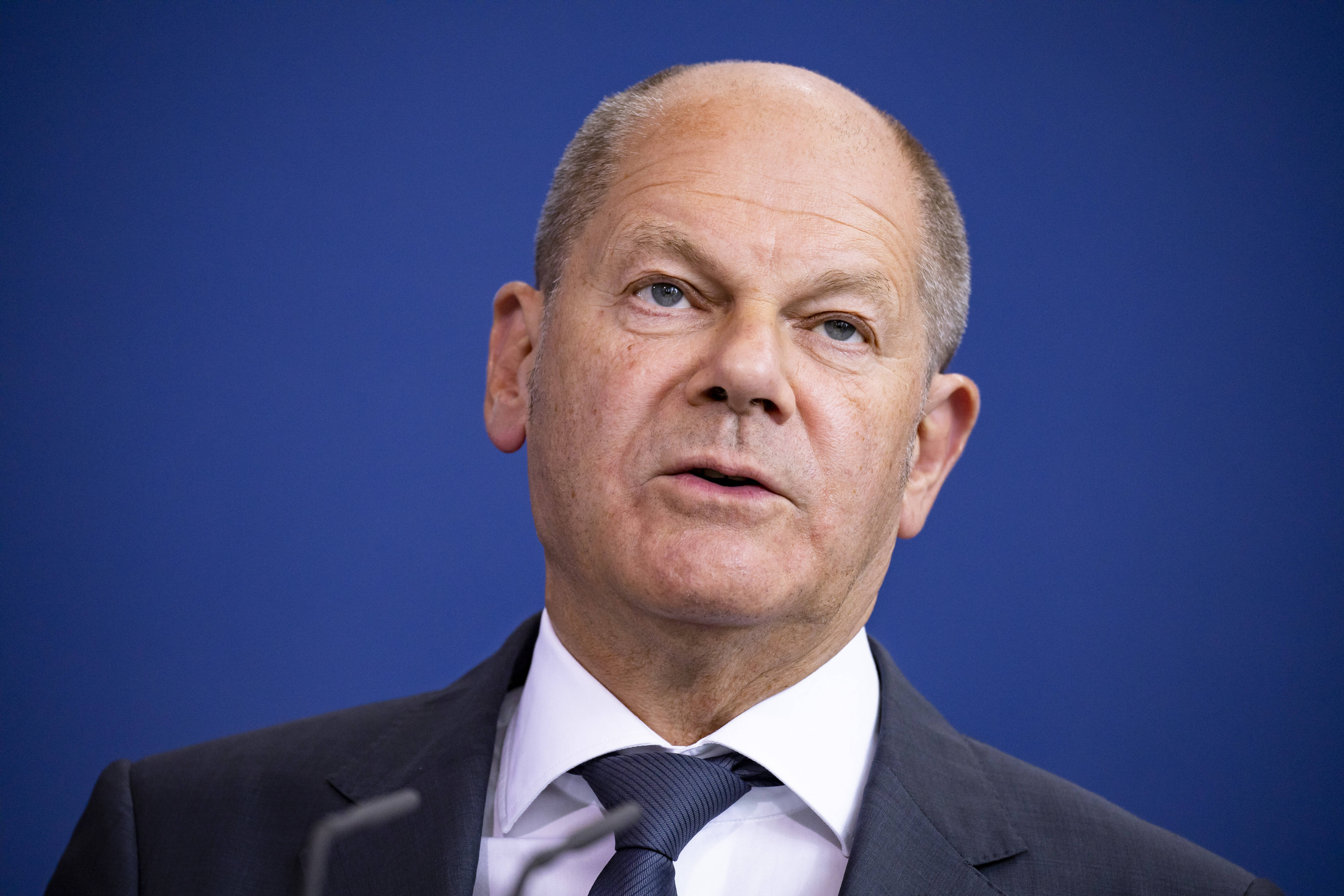 Masken-Mann bricht bei Bundeskanzler Olaf Scholz ein - Maskierter Mann steht plötzlich in seiner Wohnung!