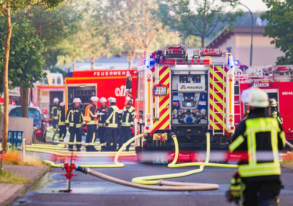 Einpark-Unfall endet tödlich – 75-jährige Rentnerin knallt mit ihrem PKW an Hauswand und stirbt!