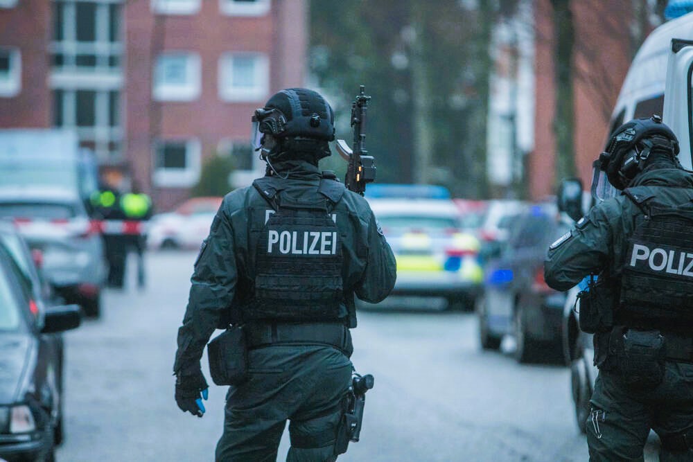 Mann schießt in Rostock um sich! Schwer bewaffnete Polizisten im Einsatz!