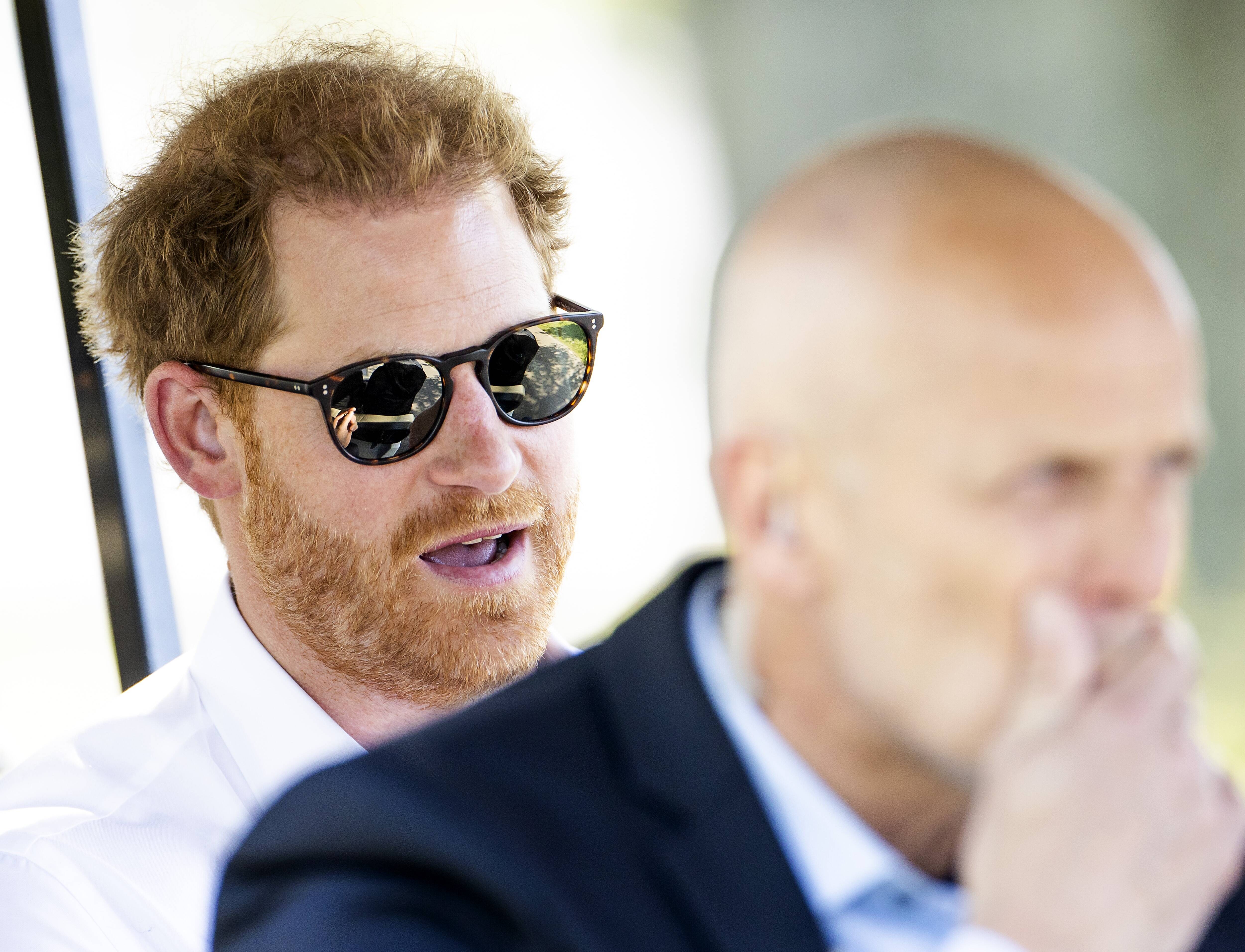 Ist Prinz Charles nicht sein Vater? Prinz Harry macht Aussage vor Gericht!