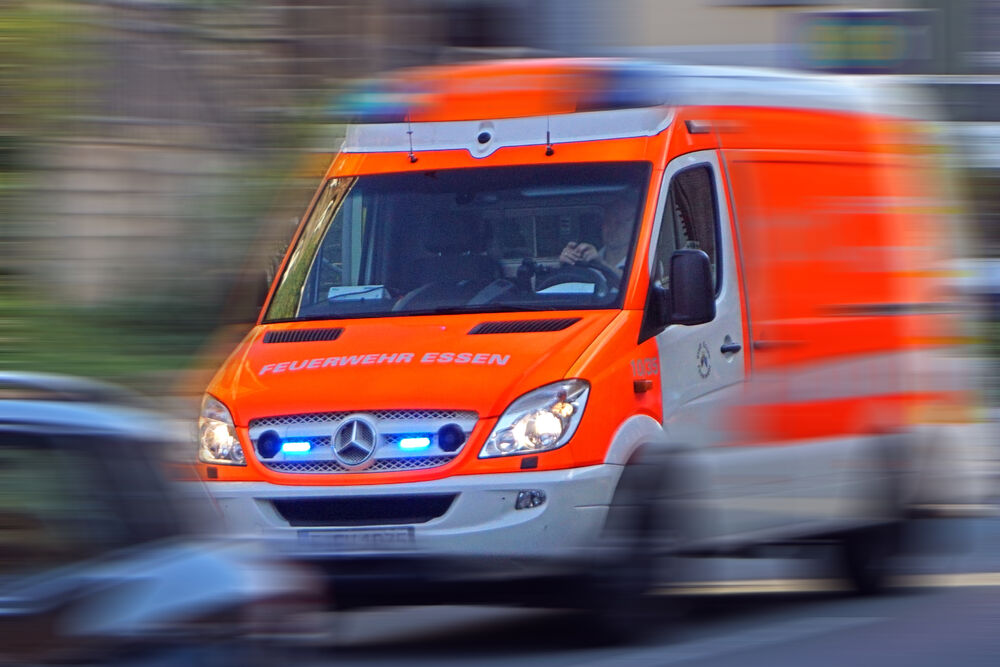 Schwerer Unfall! Fußgänger von Autofahrer tödlich verletzt - der lässt das Opfer sterbend liegen!
