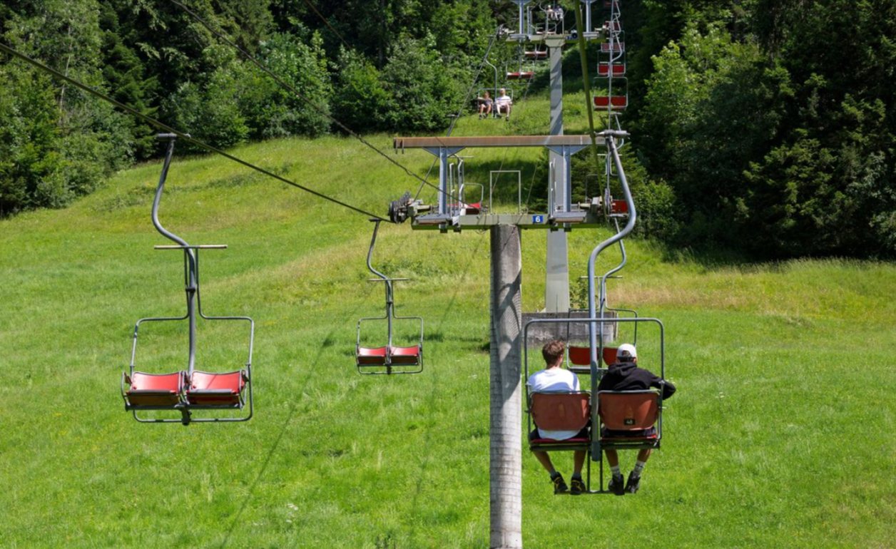  Deutsche stürzt aus Sessellift - Enkelin muss alles mit ansehen! Tragischer Unfall in Österreich!