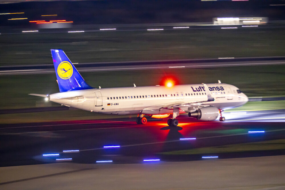 Notlandung weil eine Mutter eine Stewardess massiv provoziert! Pilot reagierte knallhart und fliegt zurück!