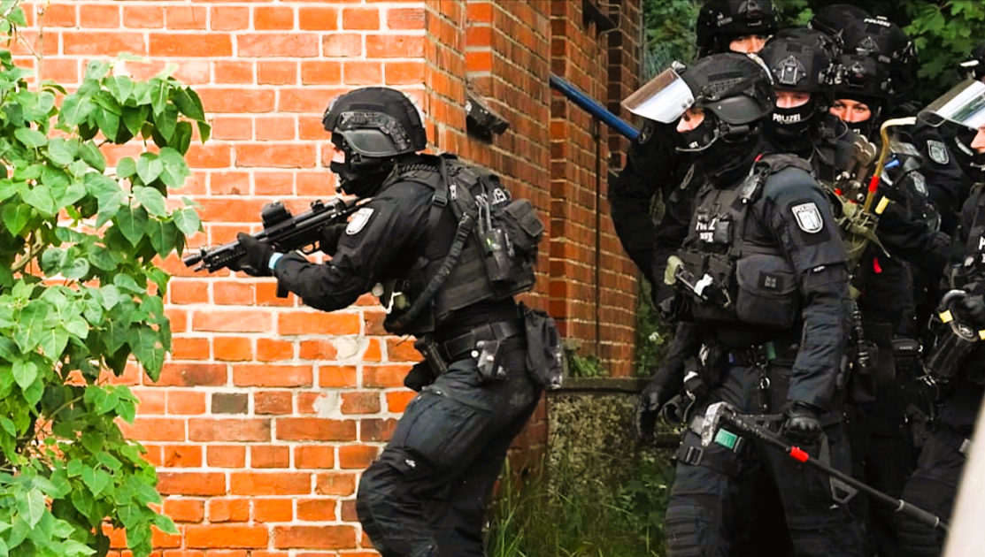 Sie werden es nicht glauben: Polizei stürmt das falsche Haus!