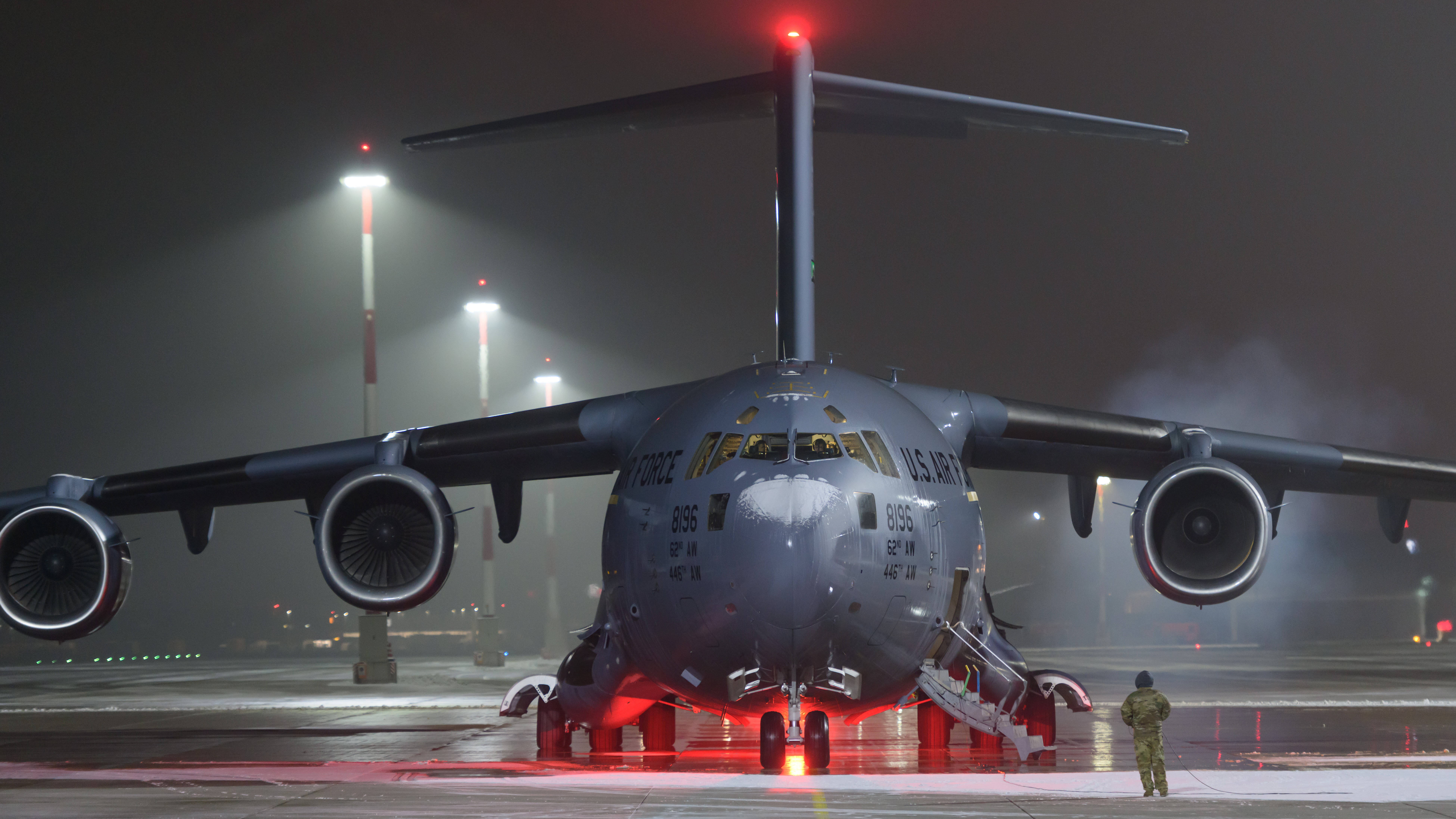Riesige US-Militärmaschine landet plötzlich in Stuttgart! Rätsel um mysteriöses Flugzeug besorgt Bürger