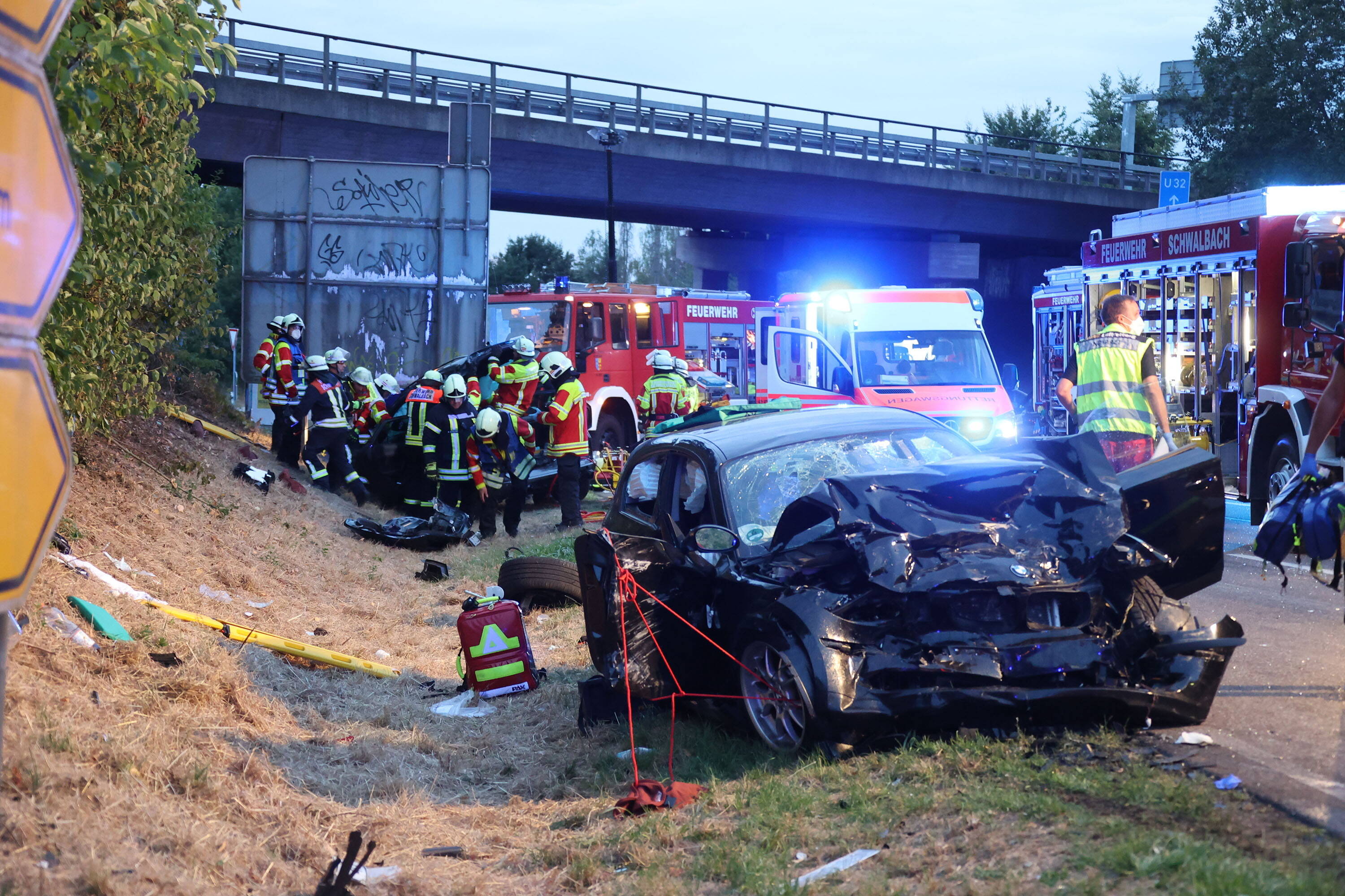 2 Tote, 5 schwer Verletzte! Tödlicher Unfall auf Bundesstraße nach Horror-Crash