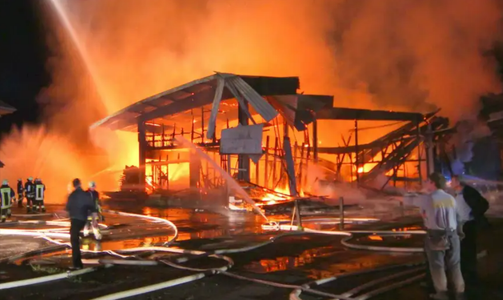 Feuerwehr warnt - bitte schließen Sie die Fenster! Großbrand in Sägewerk ausgebrochen
