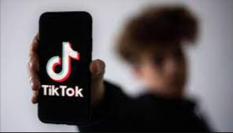 Mädchen an Grundschule bewusstlos gewürgt! Gefährliche neue TikTok-Challenge ist lebensgefährlich!