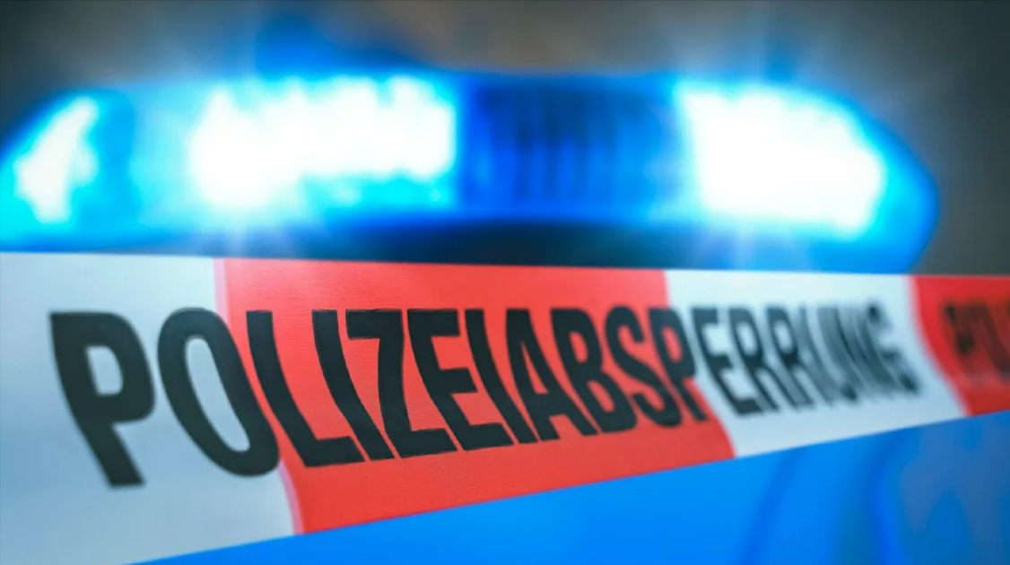 Messerangriff! 3 Menschen niedergestochen - Polizei leitet Fahndung ein
