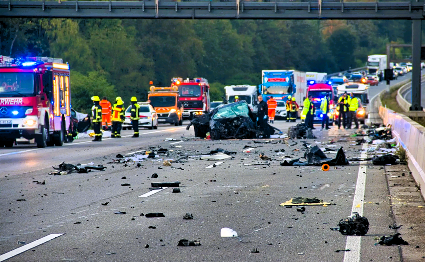 Mega-Unfall auf der Autobahn - dann schießt die Polizei auf den Unfallfahrer, der Grund ist erschütternd!
