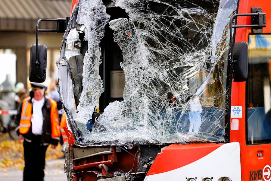 Reisebus-Unfall auf der Autobahn - Bus kracht in einen LKW!