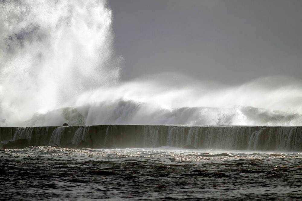 Massive wave sweeps tourists into the ocean! Spanish holiday island turns into a nightmare