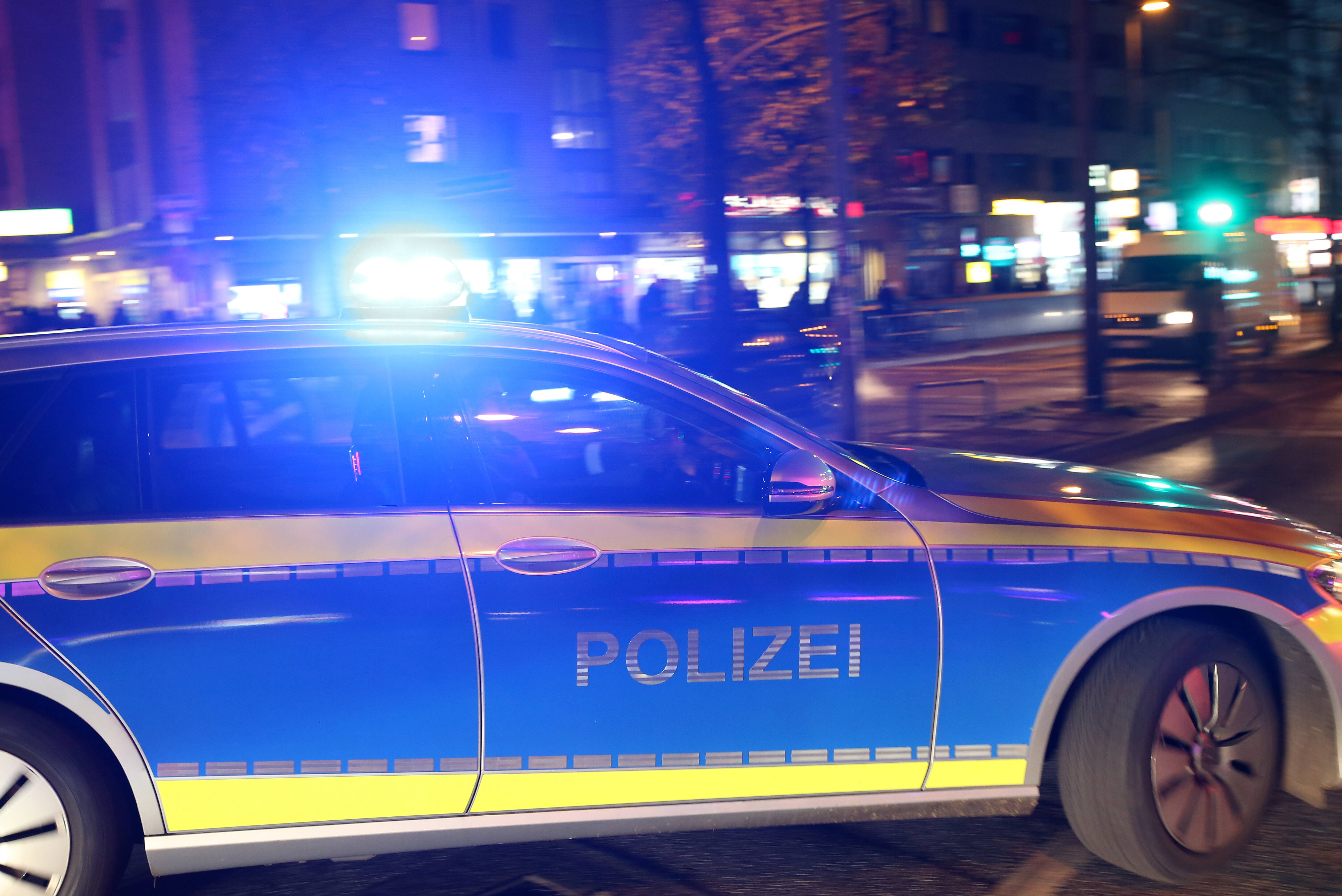 Zwei Rentner sterben bei schwerem Unfall! Auto rast in Sattelschlepper - bei Rot!