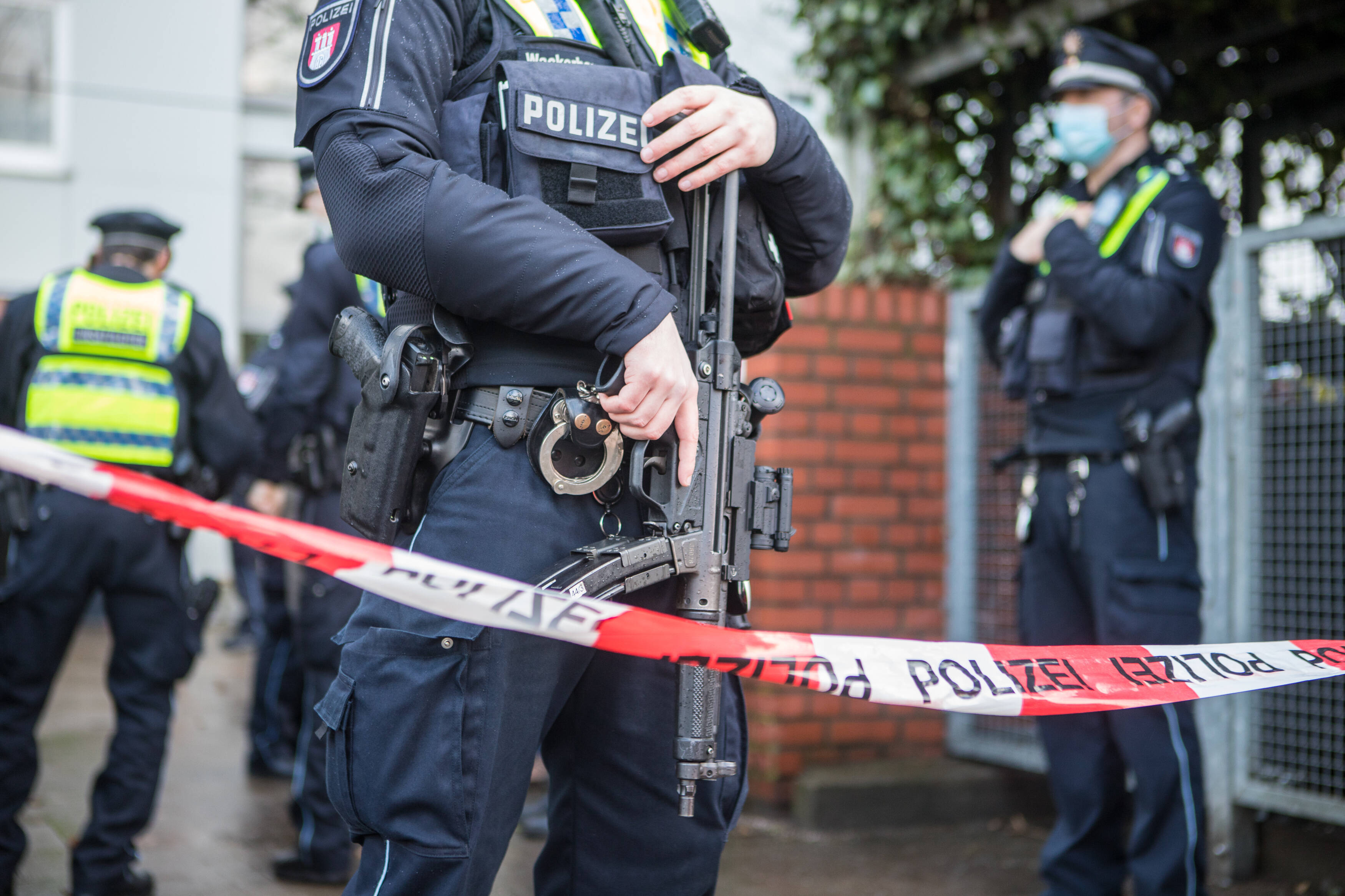 Geiselnahme! SEK-Kommando befreit Geisel -Panzerfahrzeug musste eingesetzt werden