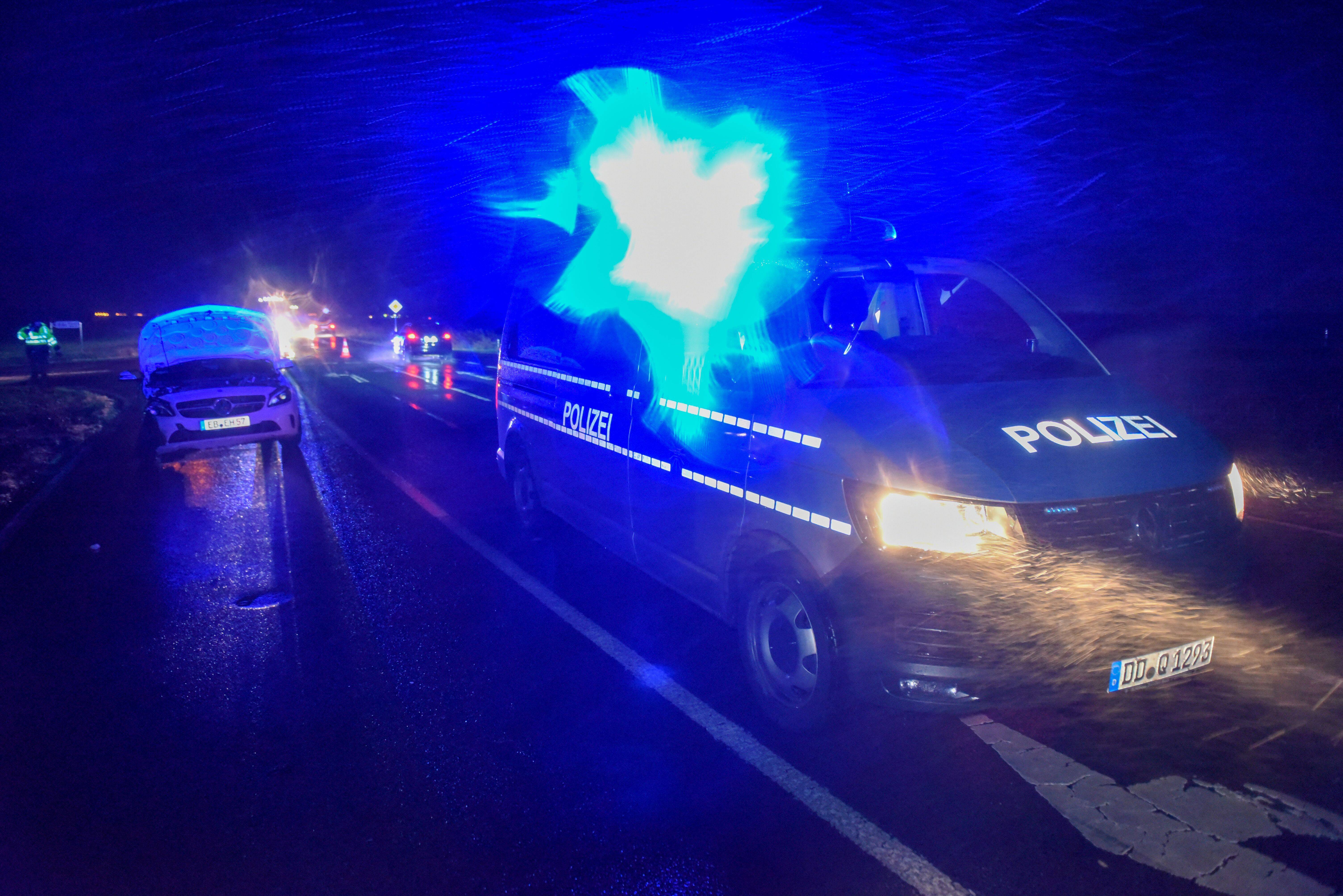 Autobahn Vollsperrung - Trümmerfeld in beide Richtungen nach schwerem Unfall!
