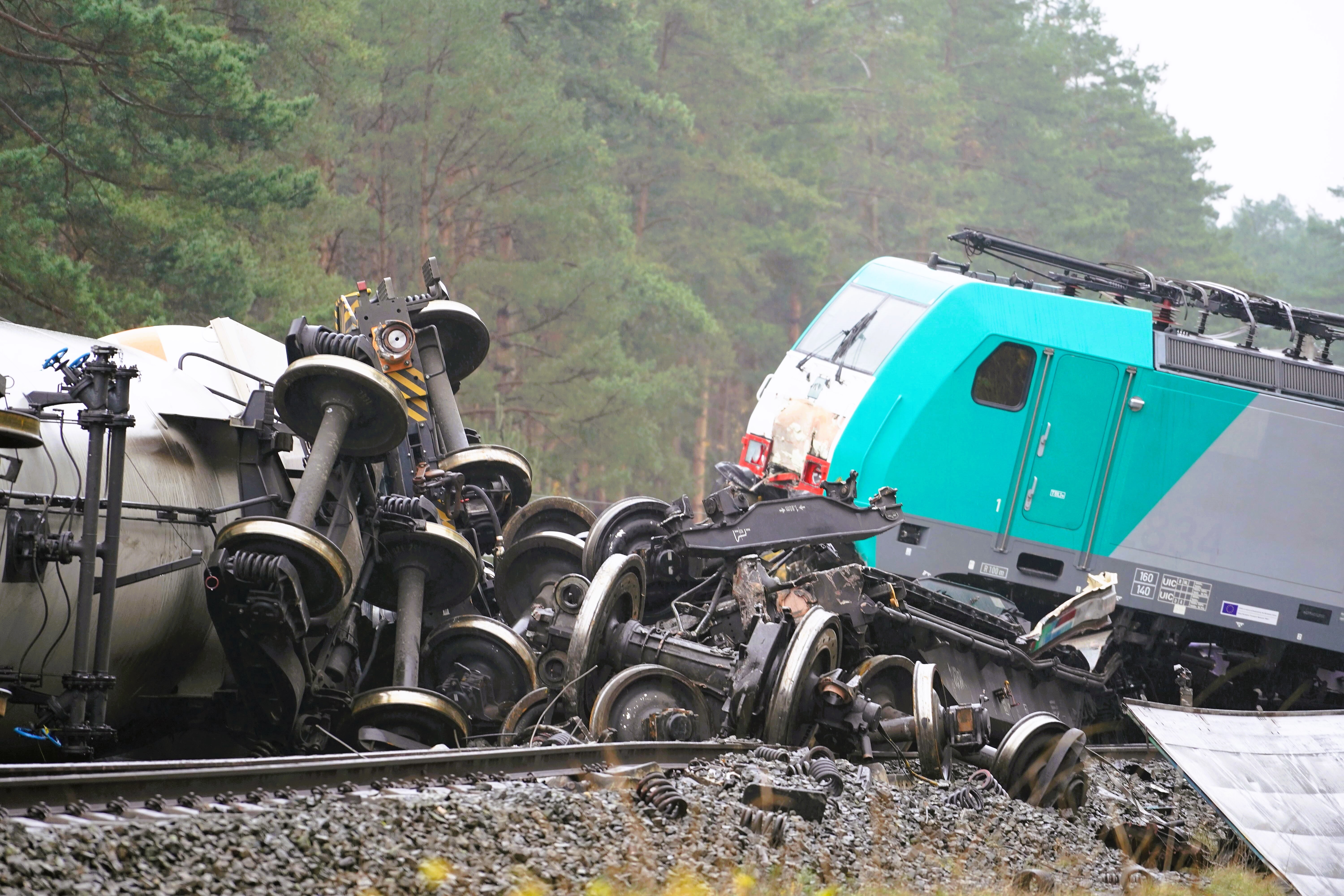 Zug erfasst Auto an Bahnübergang - Autofahrer stirbt und Lokführer erleidet Schock