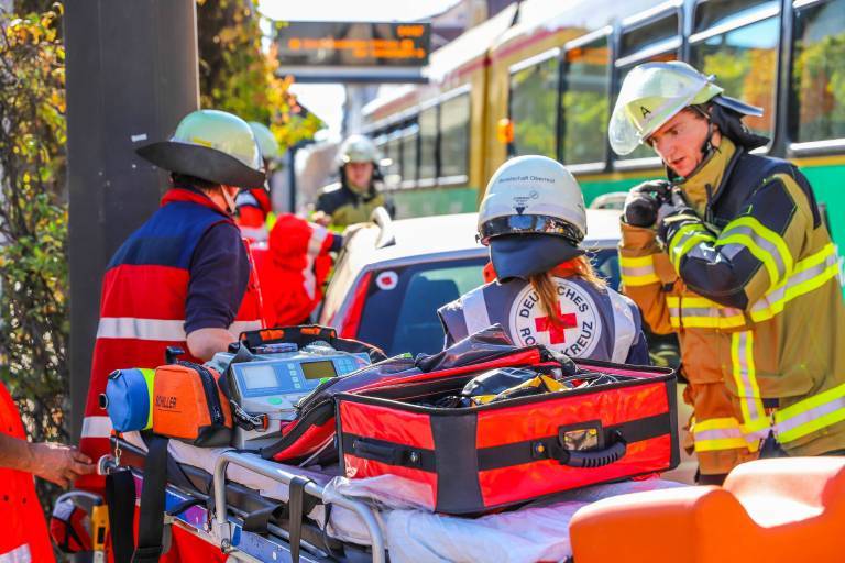Busunglück - 25 Verletzte! Linienbus rutscht in Graben - Fahranfänger am Steuer?! 60 Retter im Einsatz