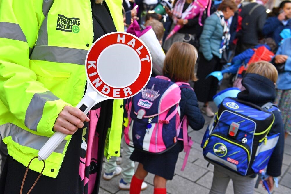 EILMELDUNG! Schule geräumt - Chemische Substanz auf Schulgelände gefunden!