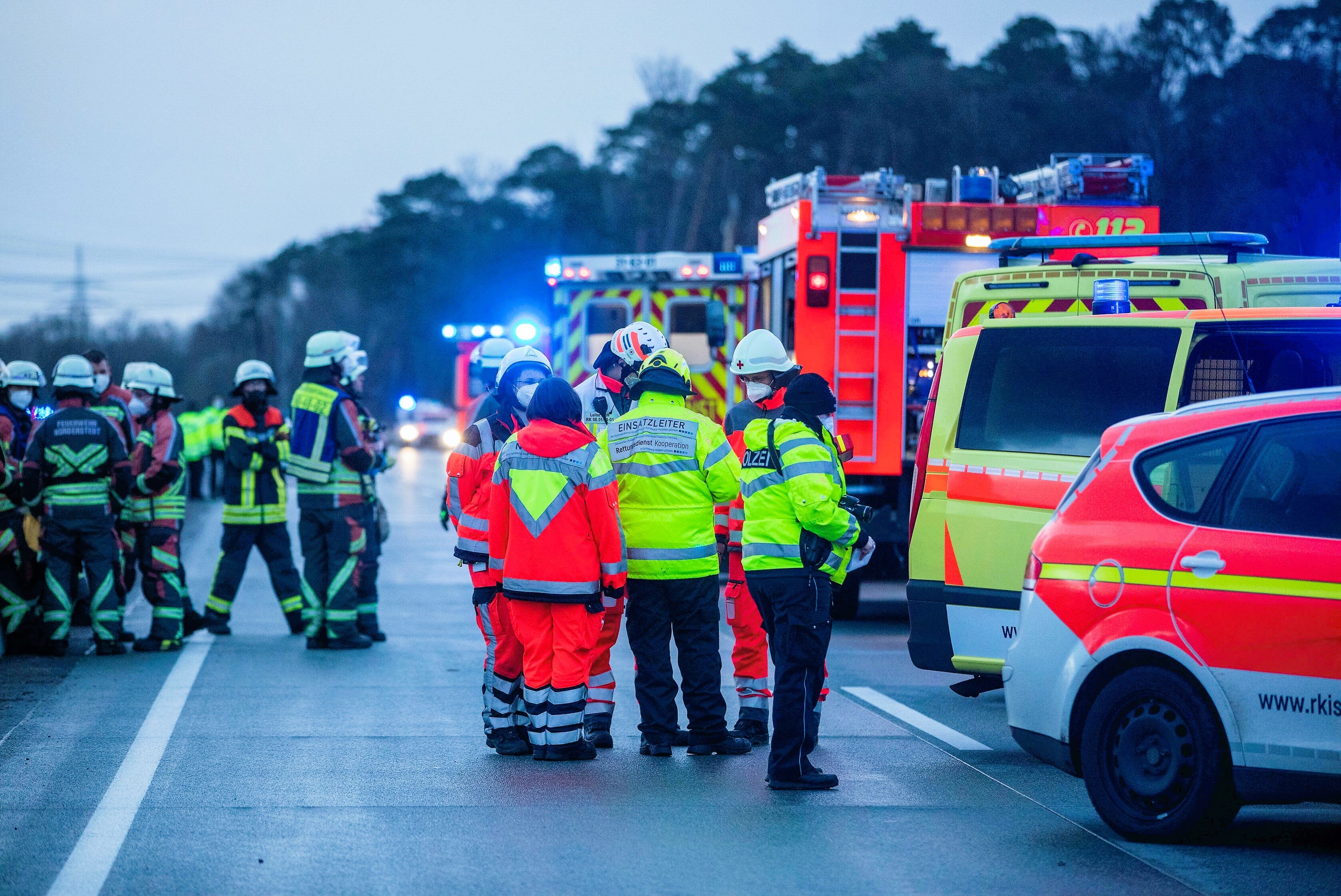 Radfahrerin von Auto überrollt! Heftiger Unfall sorgt für Todesopfer